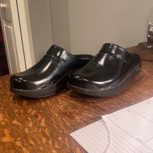 Oofos clog style shoe